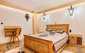 Apartament Zakopane utrzymany w stylu góralskiej chaty